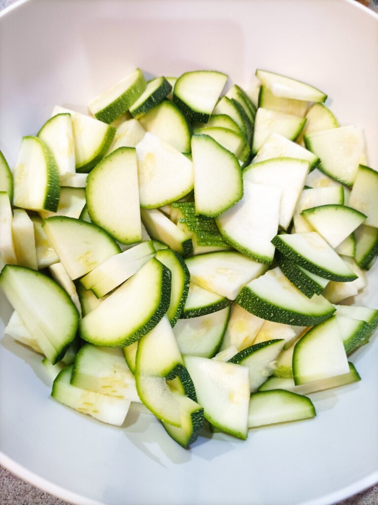 Cukinia z patelni do obiadu - cukinia pokrojona w ćwiartki smażona na patelni