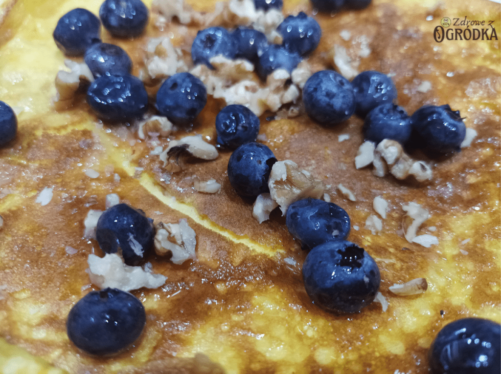 Omlet na słodko z borówkami amerykańskimi i orzechami