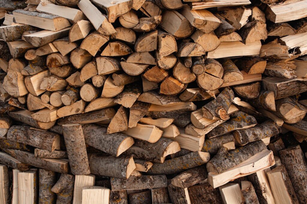 Piła spalinowa do użytku domowego sprawdzi się to cięcia drewna, gałęzi i desek