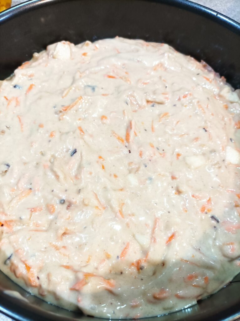 Ciasto marchewkowe z orzechami i czekoladą. Wilgotne ciasto marchewkowe z orzechami i czekoladą