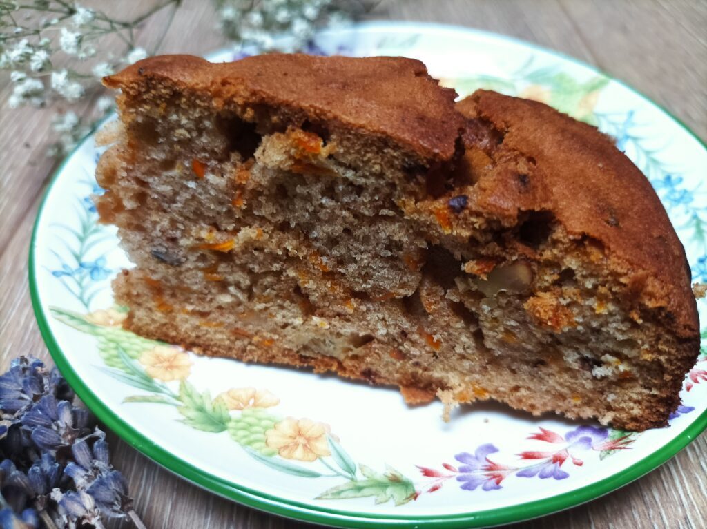 Wilgotne ciasto marchewkowe z czekoladą