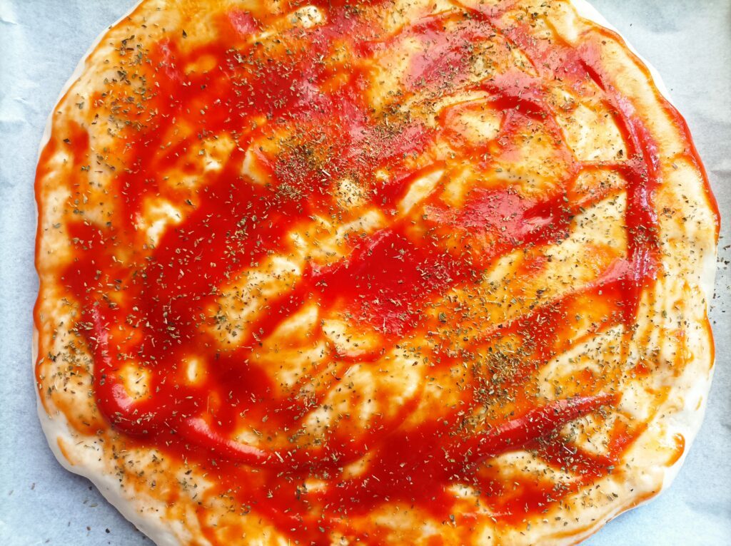 Pizza ze szpinakiem i jajkiem z sos pomidorowy do pizzy Sos pomidorowy na pizze ze spinakiem i jajkiem