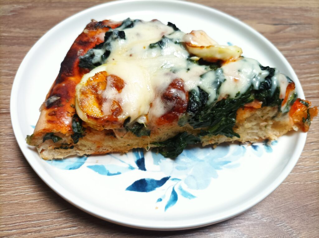 Pizza ze szpinakiem i jajkiem na grubym cieście z dodatkiem szynki, cebuli. Pizza ze szpinakiem i jajkiem na grubym cieście