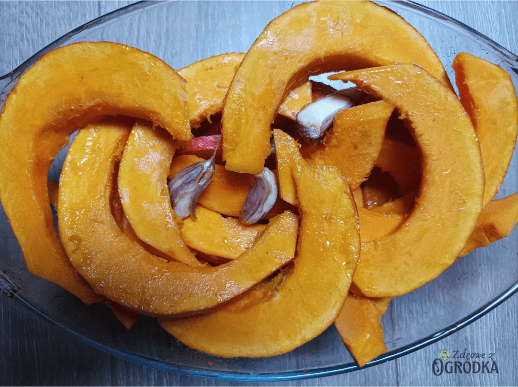 Dynia hokkaido pieczona z czosnkie Pieczona dynia hokkaido