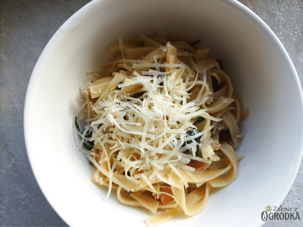 Makaron z łososiem wędzonym