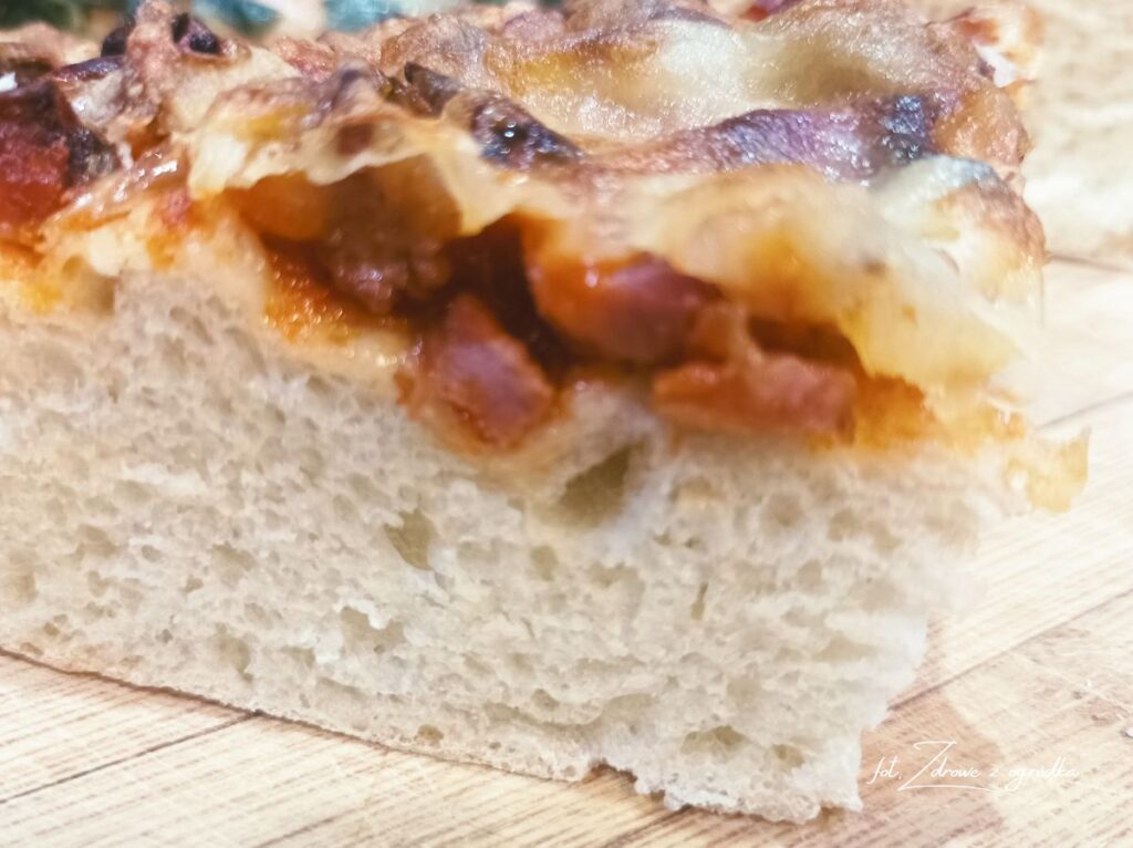 pizza na grubym cieście z kiełbasą