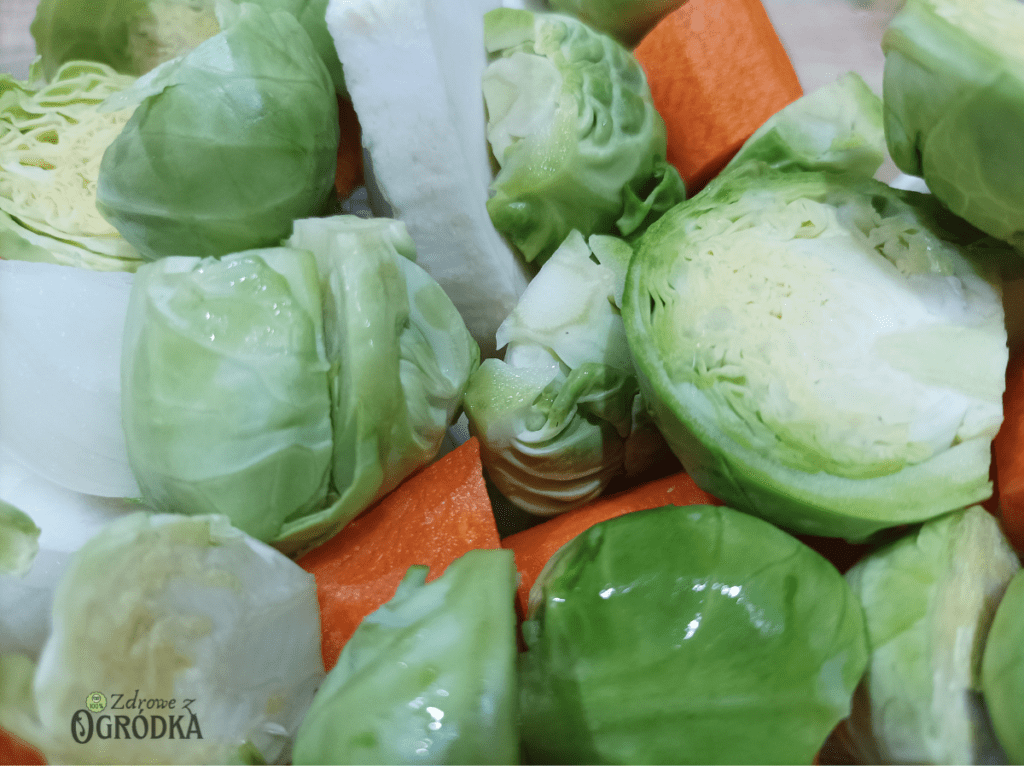 Zupa krem z brukselki z czosnkiem Zupa krem z brukselki z czosnkiem