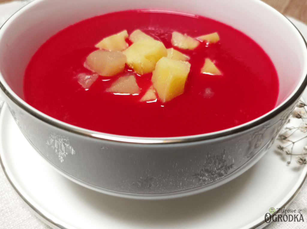 Krem z buraka pieczonego podany z ziemniakami Buraczki pieczone i zmiksowane kremowa zupa