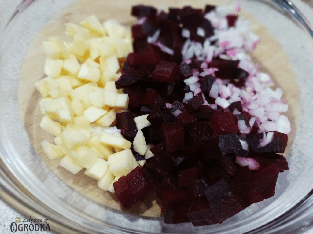 Sałatka z buraka pieczonego pokrojonego w kostkę z jabłkiem i cebulą