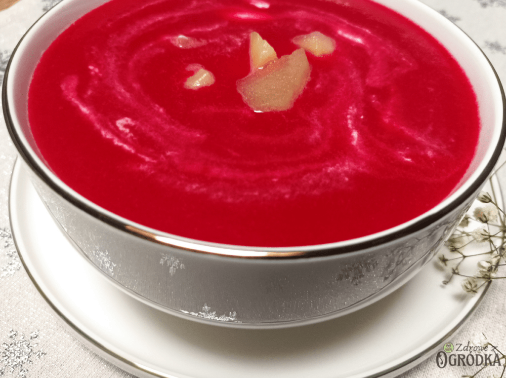 Zupa krem z buraków podana ze śmietaną