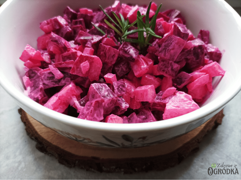 Sałatka z buraczków jabłka i cebuli