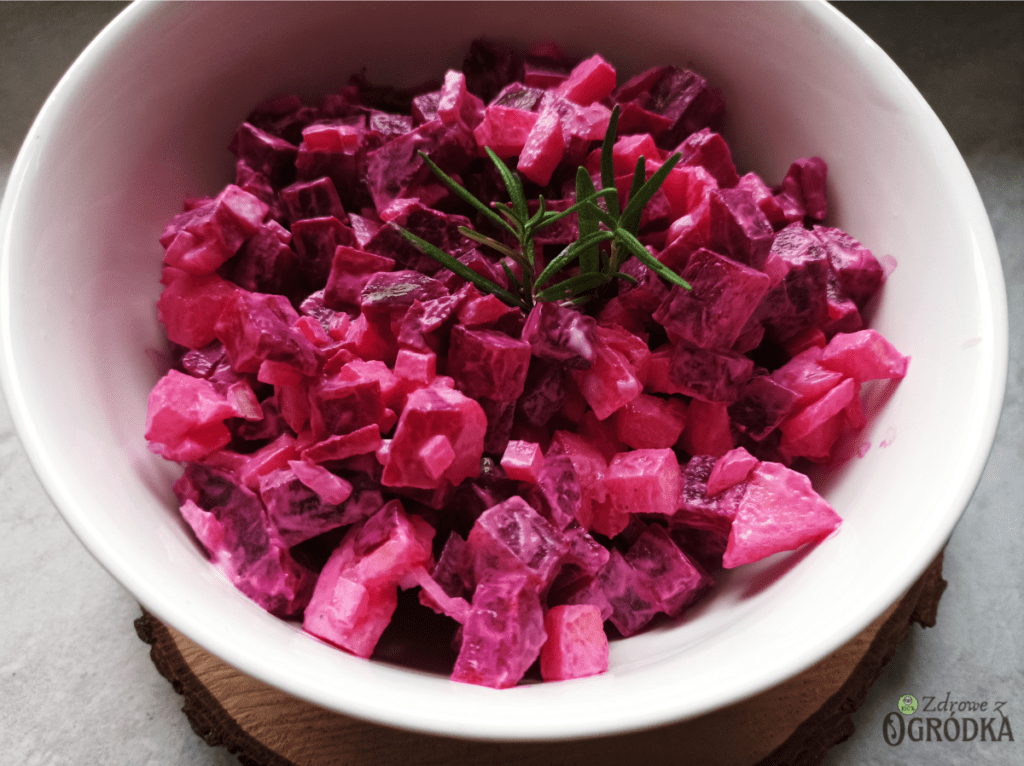 Sałatka z buraków pokrojonych w kostkę