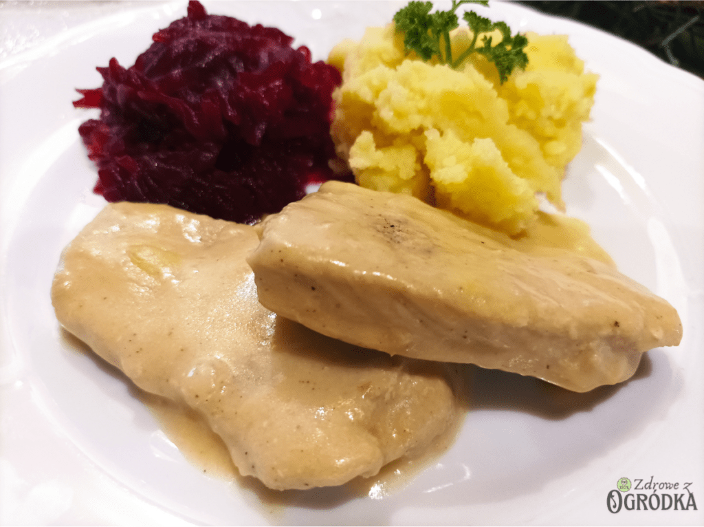 Schab duszony w sosie cebulowym z buraczkami i ziemniakami