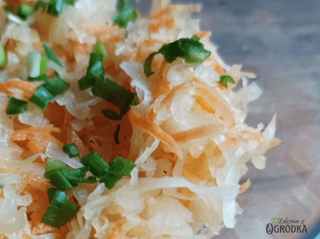 Surówka z kapusty kiszonej Surówka z kapustą kiszonej z cebulą