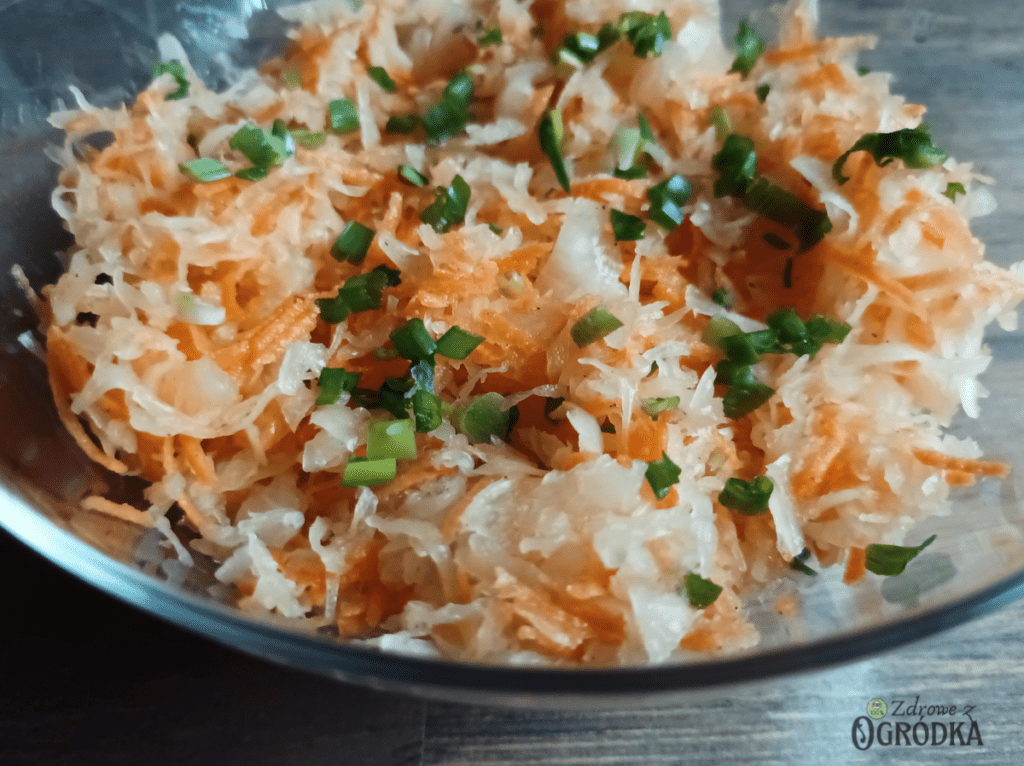 Surówka z kiszonej kapusty