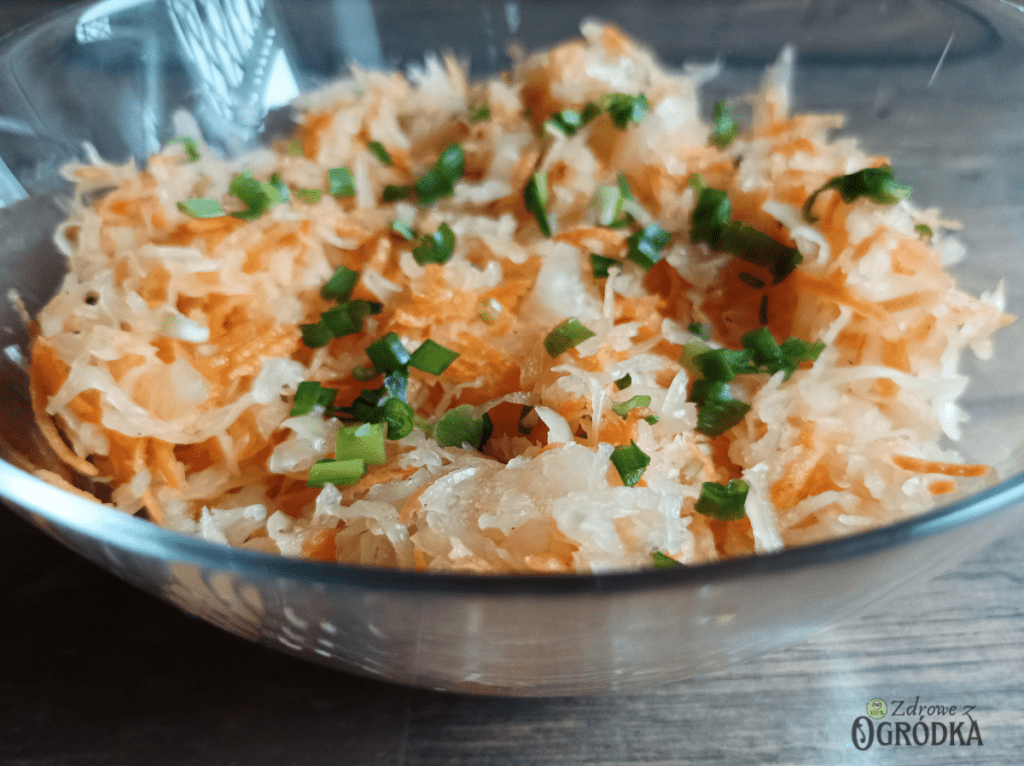 Surówka z kiszonej kapusty ze szczypiorkiem