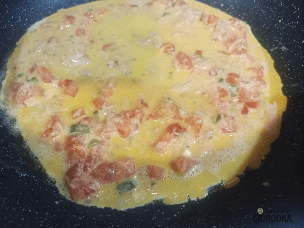 Omlet z pomidorami Omlet z pomidorami i tuńczykiem