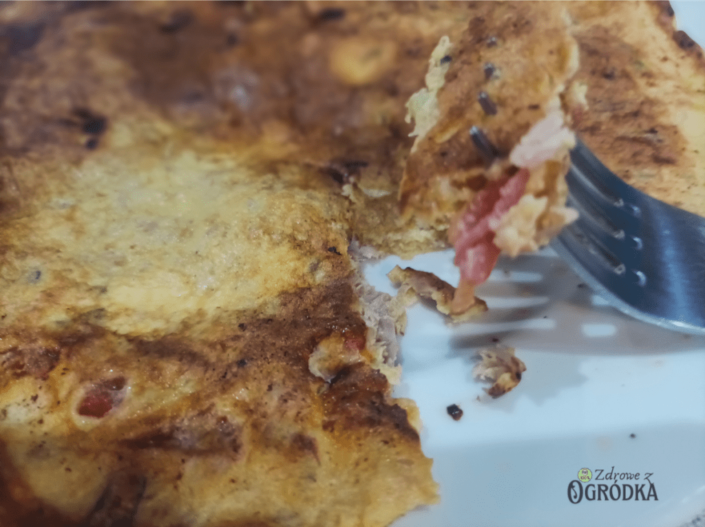 Omlet z tuńczykiem i pomidorami śniadanie