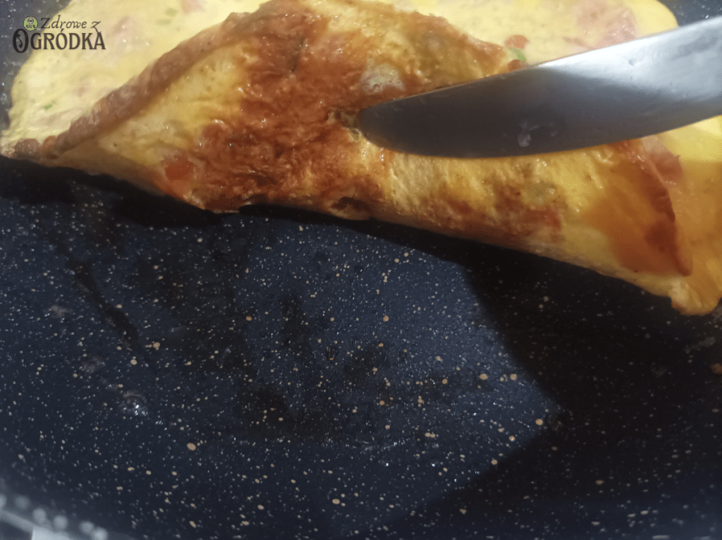 Omlet z tuńczykiem smażenie