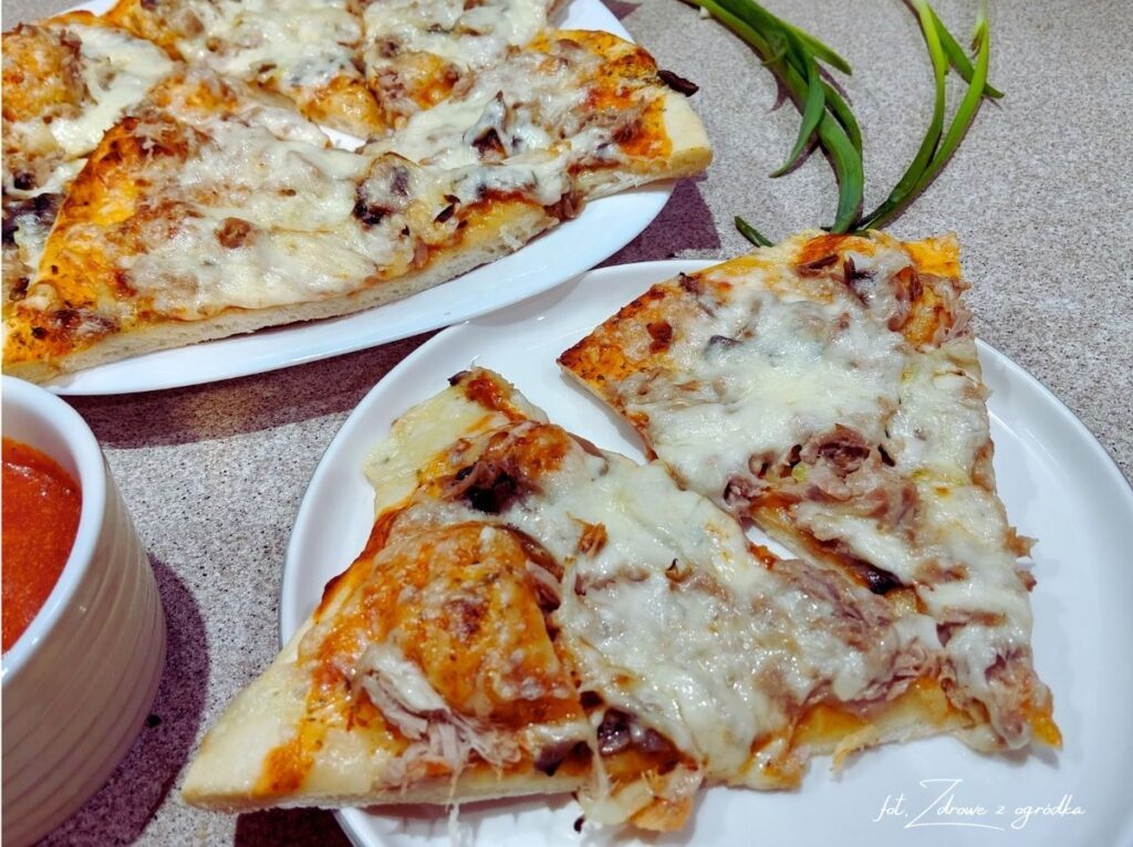 Domowa pizza włoska, pizza domowa z tućzykiem Domowa pizza na cienkim cieście