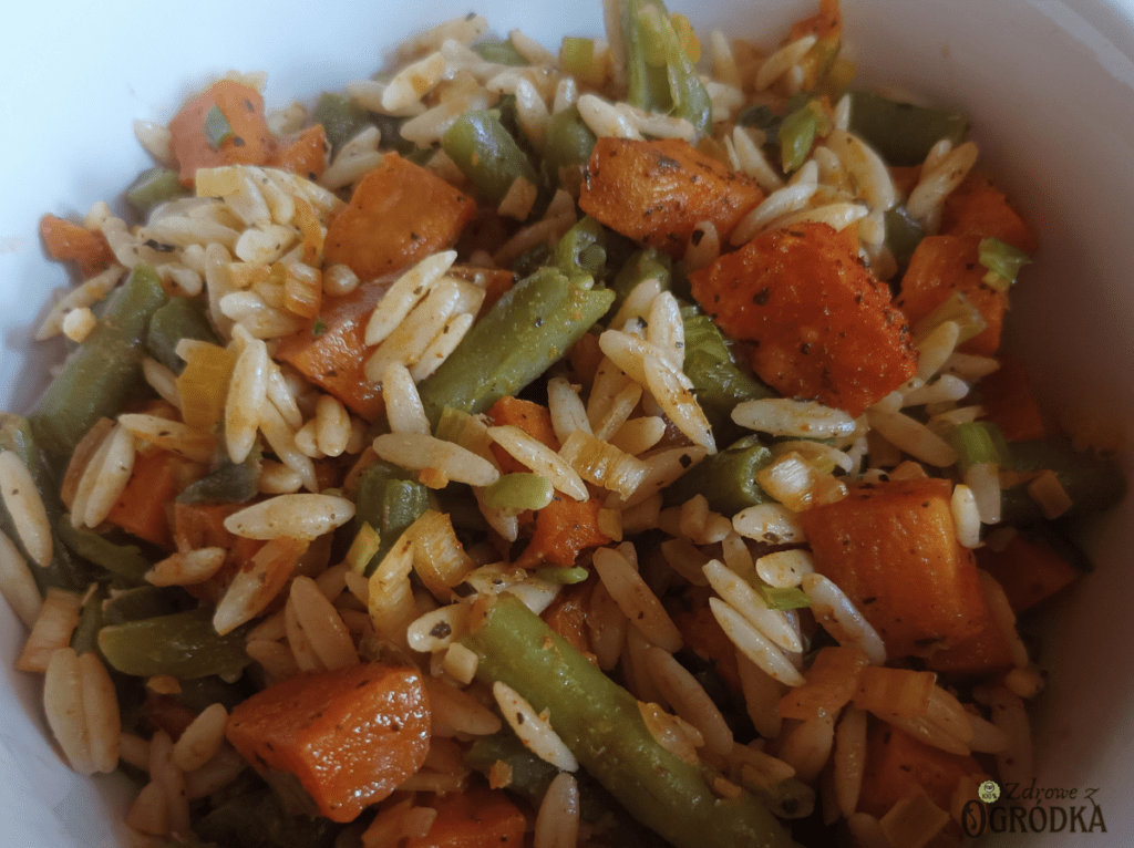 Sałatka z pieczonymi batatami Sałatka z pieczonymi batatami, makaronem, fasolką
