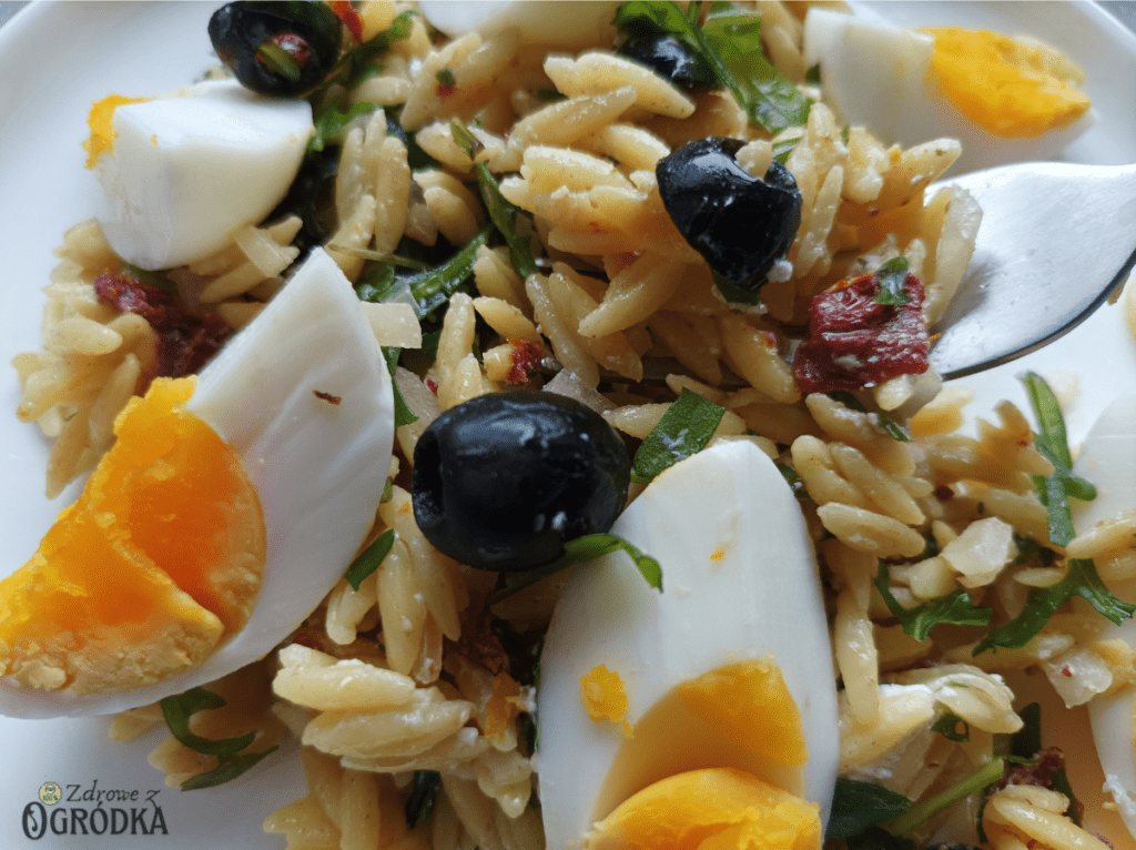 Sałatka orzo z jajkiem na śniadanie