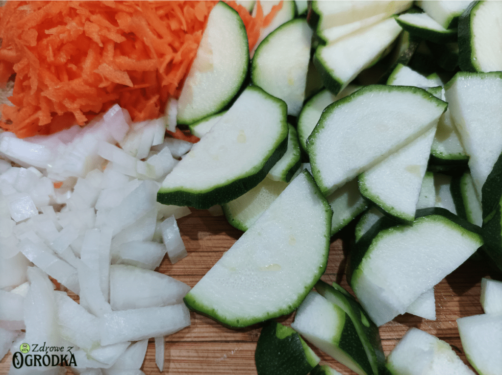 Cukinia z marchewką i cebulą