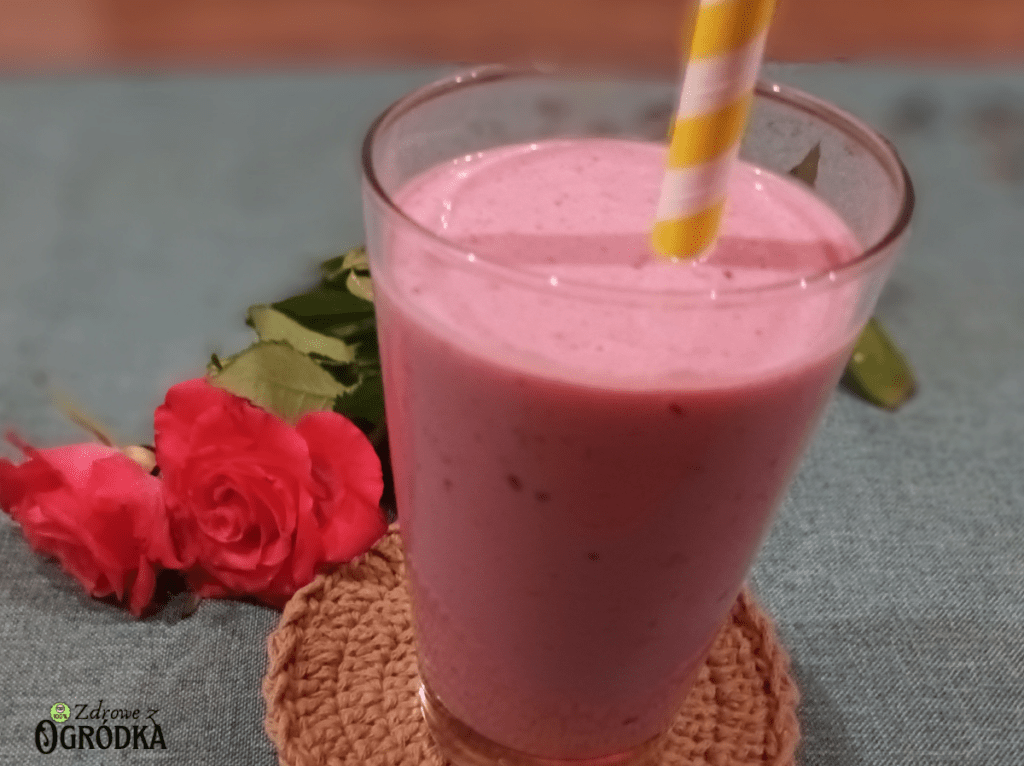 koktajl bananowo malinowy