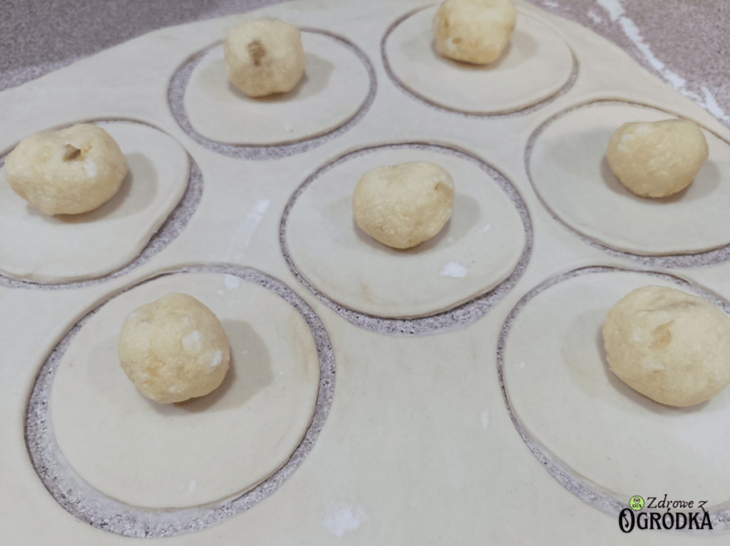 pierogi z bryndzą i ziemniakami formowanie Pierogi z bryndzą formowanie