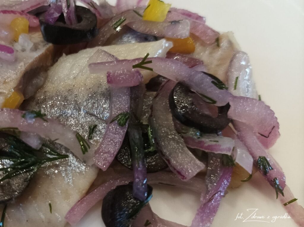 Śledzie z cebulką, przepis na śledzie w oleju z cebulką